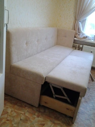 Ас үйдің интерьеріндегі ұйықтайтын диван фотосуреті