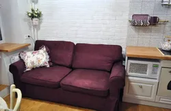 Ас үйдің интерьеріндегі ұйықтайтын диван фотосуреті