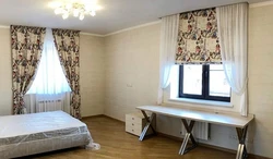 Терезе төсенішіне дейін жатын бөлмеге арналған қысқа перделер фото идеялары