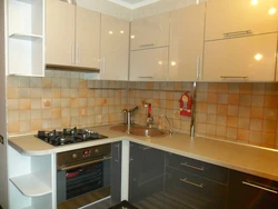 How to cover pipes in the kitchen with a kitchen set photo