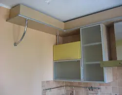 Ас үйдегі құбырларды ас үй жиынтығының фотосуретімен қалай жабуға болады