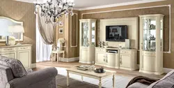 Витрины в интерьере гостиной в современном