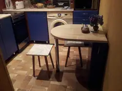 Xruşşov fotoşəkilində kiçik bir mətbəx üçün masalar