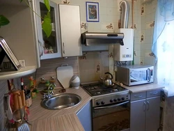 Brezhnevka kitchen photo with geyser