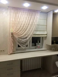 Müasir interyerdə oturma otağında pəncərə silləsinə qədər pərdələr