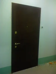 Кіреберістегі пәтерге кіретін есіктің фотосы