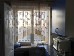 Шторы на кухню до подоконника фото в современном стиле