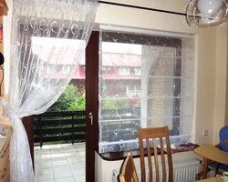 Mətbəx fotoşəkilində balkon qapısını necə bəzəmək olar