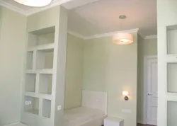 Alçıpan foto yataq otağı hazırlanmış bir otaqda arakəsmə