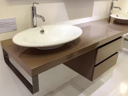 Vanna otağı fotoşəkilində tezgahın üstündəki lavabo