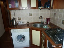 Кухня з газавай калонкай і пральнай машынай фота