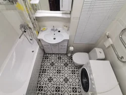 Hojatxona bilan birlashtirilgan kvadrat vannaning dizayni