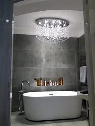 Çilçıraq ilə vanna otağı tavanının fotoşəkili