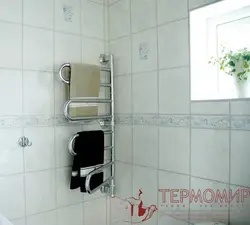 Mənzildə vanna otağında qızdırılan dəsmal dəmir yolu fotoşəkili