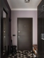 Panel ev fotoşəkilinin iki otaqlı mənzilində koridor dizaynı