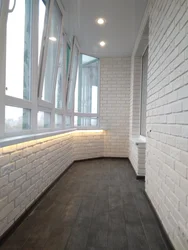 Dekorativ daş bitirmə loggia fotoşəkili