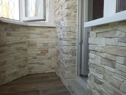 Dekorativ daş bitirmə loggia fotoşəkili