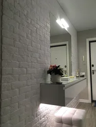 Koridorun içərisində yüngül kərpiclər