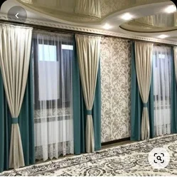 Müasir üslubda qonaq otağı üçün pərdələrin fotoşəkili, iki rəngli