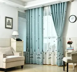 Müasir üslubda qonaq otağı üçün pərdələrin fotoşəkili, iki rəngli