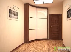 Daxili foto dizaynında koridorda künc qarderob