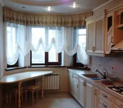 Lambrequin fotoşəkili olan mətbəx üçün müasir pərdələr