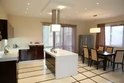 Terras Fotoşəkilinə Çıxışı Olan Düzbucaqlı Mətbəx Oturma Otağı