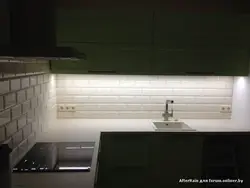 Дизайн кухни с фартуком кабанчик