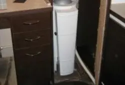 Ас үйдегі фотосуретте едендік қазандықты жасырыңыз