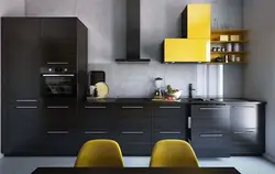 Интерьер кухни с темным кухонным гарнитуром