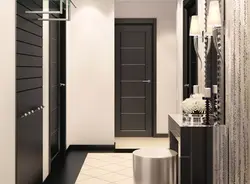 Koridorda interyerdə işıqlı qapı