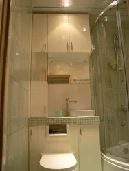 Хрущев дизайнындағы шағын ванна бөлмесі душымен
