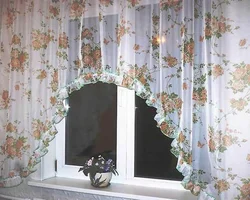 Qısa bir arch fotoşəkili ilə mətbəx üçün pərdə