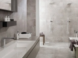 Light porcelain tiles in the bathroom interior