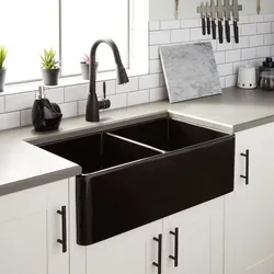 Qara lavabo fotoşəkili ilə mətbəx dizaynı