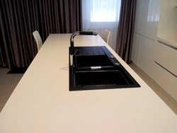 Qora Lavabo Fotosurati Bilan Oshxona Dizayni