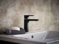 Interyerdə qara hamam kranları