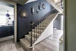 Zinapoyali loft dizayni bilan koridor