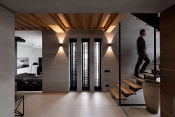 Zinapoyali loft dizayni bilan koridor