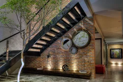 Zinapoyali loft dizayni bilan koridor