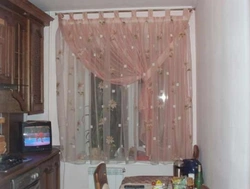 Mətbəx üçün pərdələr fotoşəkil qısa tül fotoşəkildən hazırlanmışdır