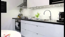 Ошхона бо countertop хокистарӣ дар дохили сафед ва пешдоман