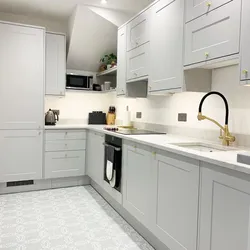 Ошхона бо countertop хокистарӣ дар дохили сафед ва пешдоман