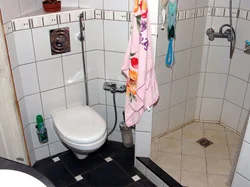 Пәтердегі фотодағы дәретханадан душ