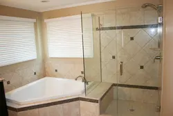 Bathtub with screen in the interior