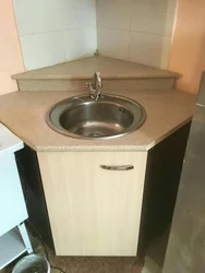 Kabinet fotoşəkili ilə künc mətbəx lavabosu