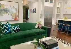 Mətbəx oturma otağının içərisində yaşıl divan
