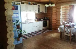 Дөңгеленген бөренелерден жасалған асүйдің фотосы
