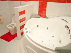 Бұрыштық ваннасы бар аралас ваннаның фотосы