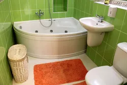 Бұрыштық ваннасы бар аралас ваннаның фотосы